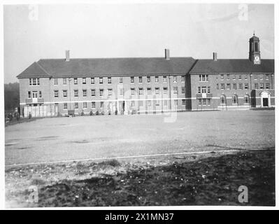 Panoramablick auf die Gebäude der britischen Armee im Aldershot Command, einschließlich des Sandhurst Blocks in Mitchett, mit militärischer Infrastruktur und Unterkunft. Stockfoto