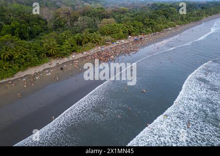 Luftaufnahme des Envision Festivals am Strand von Costa Rica, LGTB Flagge, Gymnastik Stockfoto