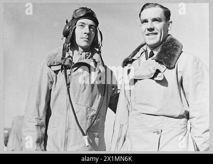 AMERIKANISCHE PILOTEN DER NO 71 SQUADRON RAF (EAGLE SQUADRON) - (Oliver Holton aus Lakewood, Ohio und Charles Bateman aus San Gabriel, Kalifornien an der RAF Flying Training School, wo die Piloten der Eagle Squadron ausgebildet wurden. Alle Piloten der Eagle Squadron wurden vor ihrer Rekrutierung ausgebildet, aber da ihr Erfahrungsstand sehr unterschiedlich war, absolvierten sie alle eine standardisierte Ausbildung der RAF. Stockfoto