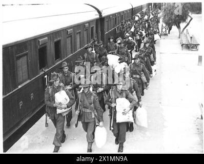 DAS ZWEITE KONTINGENT DER ZWEITEN AUSTRALISCHEN KAISERLICHEN STREITMACHT TRIFFT IN ÄGYPTEN EIN: H.M.S. ETTRICK: KANTARA - marschiert entlang des Bahnsteigs nach dem Aussteigen, British Army Stockfoto