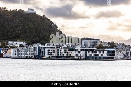 Blick auf die norwegische Küstenstad Alesund. (Alesund, Norwegen, 11.10.2023) Stockfoto