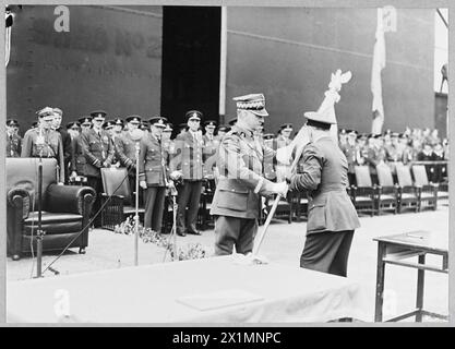 DIE POLNISCHE LUFTWAFFE IN GROSSBRITANNIEN, 1940-1947 – die neue polnische Luftwaffe wurde von Frauen und ihren Familien in Wilno (Wilno) in Polen, damals unter der sowjetischen Besatzung, eingeführt und von japanischen Diplomaten nach Schweden geschmuggelt, von wo sie schließlich im März 1941 Großbritannien erreichte. General Władysław Sikorski, C-in-C der polnischen Streitkräfte, stellt dem Generalinspektor der polnischen Luftwaffe Stanisław Ujejski bei der Verleihung der Präsentation in der RAF Swinderby, 16. Juli 1941, Royal Air Force, Polnische Luftwaffe, Portal, den neuen polnischen Luftwaffenstandard vor. Charles Freder Stockfoto