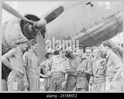 REKORDBRECHENDE R.A.F.-TRANSPORTKOMMANDO-STAFFEL - 16848 Flugbesatzungen und Bodenbesatzungen des Bandoeng Express überprüfen die Ankunft des Flugzeugs bei der Verteilung. Auf dem Bild sind: Corporal A.Reese von 19 Murrayfield Road, Cardiff; LAC G.Crane von 52 Aberdeen Road, Highbury; LAC J. Walsh von 10 Watling Avenue, Edgware, Warrant Officer V.R.West von 66 Albion Road, Wilenhall, Mitarbeiter; LAC S.Cotton aus Burton-on-Trent, Warrant Officer D.W. Blyde aus Capelheath, Essex; LAC E.Jones aus Pwllheli, Nordwales; Warrant Officer G.R.Crooke aus 20 Hawkridge Street, Nottingham; Flight Sergeant C.R.Jones aus 6 Penrhyn Stockfoto