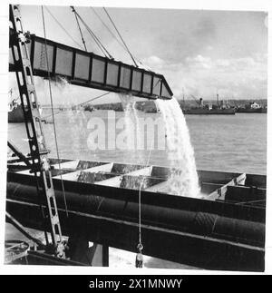 FOTOS VON VORGEFERTIGTEN ANSCHLÜSSEN USW. - Dredger pumpt Sand in Wellenbrechereinheiten, britische Armee, 21. Armeegruppe Stockfoto