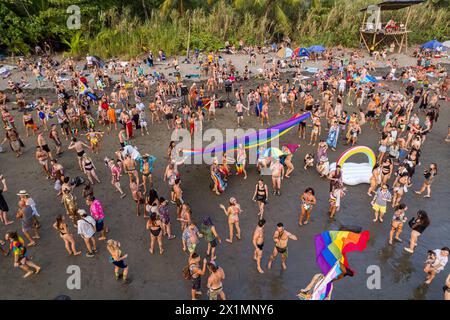 Luftaufnahme des Envision Festivals am Strand von Costa Rica, LGTB Flagge, Gymnastik Stockfoto