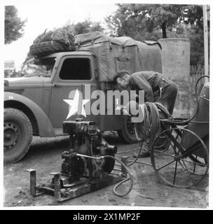 ILLUSTRATIONEN FÜR GESCHICHTEN VON CAPTAIN MCINTOSH OBSERVER OFFICER - 15. SCHOTTISCHE DIVISION - L/CPL. L.G.Thomas aus Cardiff, S. Wales, sprüht einen Nutzwagen mit seiner selbstgemachten Maschine, British Army, 21st Army Group Stockfoto