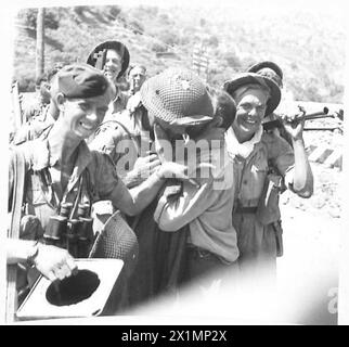 8. ARMEE MARSCHIERT VON MT.ÄTNA IN RICHTUNG MESSINA – ein aufgeregter Zivilist küsst einen britischen Soldaten in Leotjanni, British Army Stockfoto