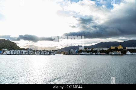 Blick auf die norwegische Küstenstad Alesund. (Alesund, Norwegen, 11.10.2023) Stockfoto