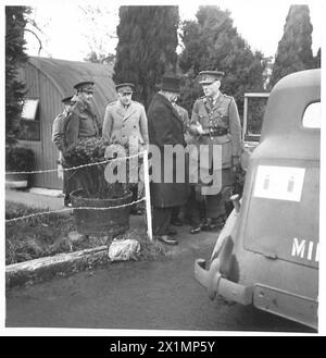 KRIEGSMINISTER BESUCHT NORDIRLAND - der Kriegsminister spricht bei einem Besuch mit Lt.Coll. J.D. Gage-Brown. Generalleutnant H. L Franklyn, KCB.,DSO.,MC., (GOC BTNI) wird in British warm, British Army gesehen Stockfoto