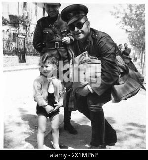 TÜRKISCHE MILITÄRMISSION BESUCHT NORDAFRIKA - Ein türkischer Offizier hält an, um mit einem kleinen französischen Kind, der britischen Armee, zu sprechen Stockfoto