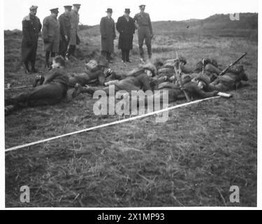 KRIEGSMINISTER BESUCHT NORDIRLAND - die S-of-S und Parteibeobachtungstruppen demonstrieren in einer Battle School, die er besuchte, der britischen Armee Stockfoto