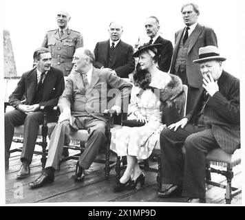 HERR ANTHONY EDEN UND MR. BRENDAN BRACKEN KOMMEN MIT CLIPPER - nachdem Mr. Anthony Eden und Mr. Brendan Bracken mit Clipper aus England ankamen, nahmen sie an der Party Teil und posierten für diese Fotos. Vordere Reihe:- Herr Anthony Eden (Außenminister) Präsident Roosevelt die Gräfin von Athlone Herr Winston Churchill zurück Reihe:- der Earl of Athlone (Generalgouverneur von Kanada) Herr Mackenzie King (Premierminister von Kanada) Sir Alexander Cadogan (Ständiger Staatssekretär für auswärtige Angelegenheiten) Herr Brendan Bracken (Informationsminister), britische Armee Stockfoto