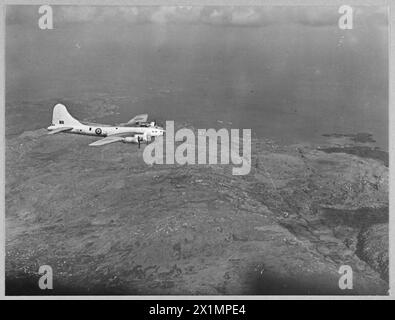 KÜSTENFESTUNGEN BEDECKEN WEITE TEILE DES ATLANTIKS. - 11099 Bild (ausgestellt 1943) zeigt Eine Küstenfestung im Flug, Royal Air Force Stockfoto