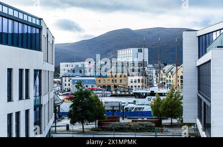 Blick auf die norwegische Küstenstad Alesund. (Alesund, Norwegen, 11.10.2023) Stockfoto