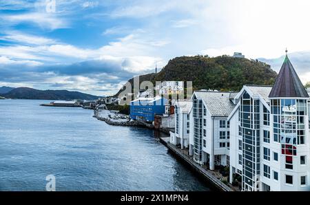 Blick auf die norwegische Küstenstad Alesund. (Alesund, Norwegen, 11.10.2023) Stockfoto