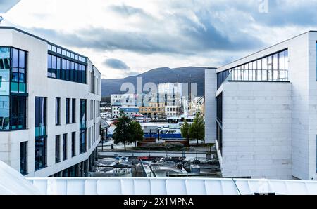 Blick auf die norwegische Küstenstad Alesund. (Alesund, Norwegen, 11.10.2023) Stockfoto