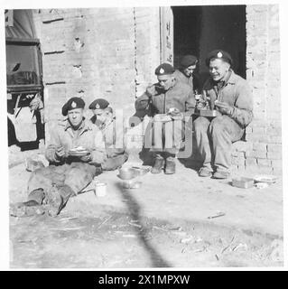 ITALIEN: ACHTES LEBEN Eines PANZERMANNES - die Besatzung isst ihr Abendessen vor ihrem Billet, British Army Stockfoto