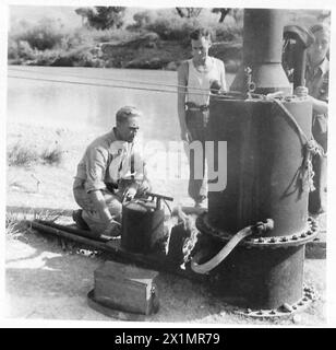 ITALIEN: ACHTE ARMEE - CPL. C.H. Hurdley von Yettondon, Berks (links), die die Heizeinheit anzündete, während Pte. J. Roy von Dundee (rechts) eine Wende an der Pumpe der britischen Armee machte Stockfoto