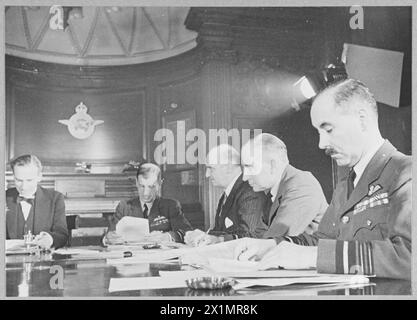 DER LUFTVERKEHRSRAT IN DER SITZUNG DES LUFTMINISTERIUMS MÄRZ 1941 - RT. Hr. Sir Archibald Sinclair, BT., PC.,QMC.,MP., [Secretary of State for Air] (Präsident des Air Council) Air Chief Marshal Sir Charles F.A. Portal,KCB.,DSO.,MC [Chief of the Air Staff] Sir Arthur Street, KCB.,KBE.,GMC.,CIE.,MC., [Ständiger Unterstaatssekretär für Luft] Air Chief Marshal Sir Wilfrid B.Freeman. [Stellvertretender Leiter des Air Staftes] Air Marshal A.G.E. Garrod, CB.,OBE.,MC.,DFC., [Air Member for Training], Royal Air Force Stockfoto