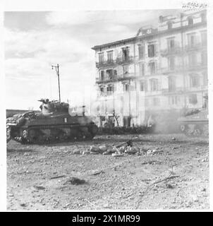 ITALIEN: 8. ARMEEEINTRITT IN ORTONA - Ein Sherman-Panzer im Kampf gegen Scharfschützen in der Hauptstraße, British Army Stockfoto