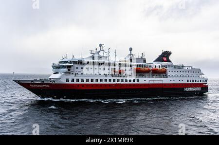 Die MS Nordnorge der Reederei Hurtigruten läuft aus dem Hafen von Trondheim aus. Das Schiff ist von Kirkenes im Norden nach Bergen unterwegs. (Trondhe Stockfoto