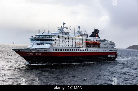 Die MS Nordnorge der Reederei Hurtigruten läuft aus dem Hafen von Trondheim aus. Das Schiff ist von Kirkenes im Norden nach Bergen unterwegs. (Trondhe Stockfoto