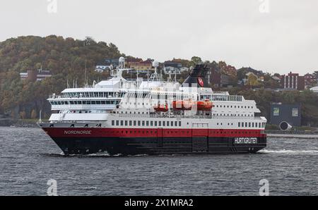 Die MS Nordnorge der Reederei Hurtigruten läuft aus dem Hafen von Trondheim aus. Das Schiff ist von Kirkenes im Norden nach Bergen unterwegs. (Trondhe Stockfoto