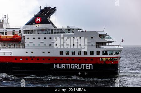 Die MS Nordnorge der Reederei Hurtigruten läuft aus dem Hafen von Trondheim aus. Das Schiff ist von Kirkenes im Norden nach Bergen unterwegs. (Trondhe Stockfoto