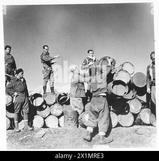 ALBANIEN: "BACK ROOM BOYS" AN DER FRONT - Kapitän E. Bischof von Barnes, London, der seit einem Jahr in Albanien ist, und Sgt. T.A. Crozier aus West Deckly, Liverpool, ein drahtloser Betreiber, der seit zwei Jahren in Albanien und Jugoslawien ist, überprüft die Läden von Partisanen, der britischen Armee Stockfoto