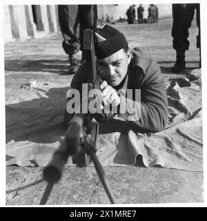 AUSBILDUNG FRANZÖSISCHER FREIWILLIGER IN NORDAFRIKA - Freiwillige lernen die britische Bren Gun, British Army kennen Stockfoto