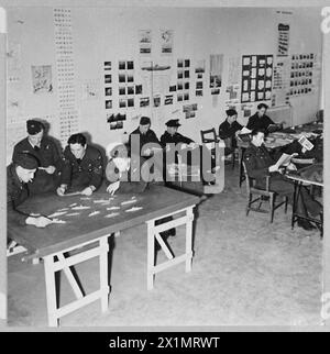 KÜSTENFESTUNGEN BEDECKEN WEITE TEILE DES ATLANTIKS. - 11099 Bild (1943) zeigt - Fortress-Crews warten auf einen 'Streik' im Geheimdienstraum der Royal Air Force Stockfoto