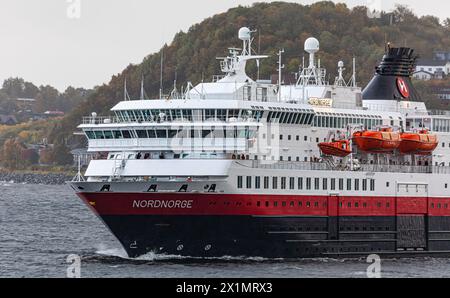 Die MS Nordnorge der Reederei Hurtigruten läuft aus dem Hafen von Trondheim aus. Das Schiff ist von Kirkenes im Norden nach Bergen unterwegs. (Trondhe Stockfoto