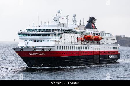 Die MS Nordnorge der Reederei Hurtigruten läuft aus dem Hafen von Trondheim aus. Das Schiff ist von Kirkenes im Norden nach Bergen unterwegs. (Trondhe Stockfoto