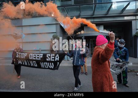 Ocean Rebellion (OR) veranstaltet ein Protestkonzert gegen einen Bergbaugipfel im Hilton in Canary Wharf, in dem seine schädlichen Auswirkungen auf die Meereslebewesen hervorgehoben werden. Der Tiefseebergbau, bei dem „Manganknollen“ aus dem Meeresboden für die Verwendung in grünen Technologien gewonnen werden, verursacht vermutlich erhebliche Umweltschäden. Sie entzieht dem Meeresboden Leben, setzt Sedimentfedern frei und erzeugt Geräusche, die Meerestiere verwirren. Die Lärmbelästigung durch den Tiefseebergbau ist hundertmal lauter als ein Raketenstart. Eine Tiefsee-Bergbaulizenz würde einen Meeresboden um ein Drittel der Größe Belgiens abreißen Stockfoto