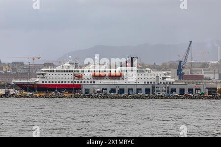 Die MS Nordnorge der Reederei Hurtigruten steht im Hafen von Trondheim zur Abfahrt bereit. (Trondheim, Norwegen, 12.10.2023) Stockfoto