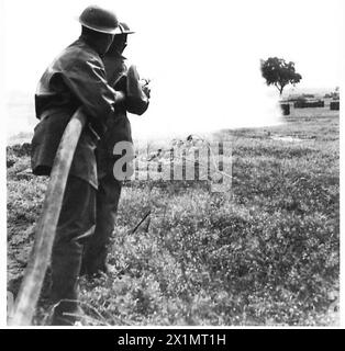 FÜNFTE ARMEE : ANZIO BRÜCKENKOPF ARMEE FEUERWEHR - PTE. Watson und Pte. Hotchkiss, der ihren Schlauch beim Training, British Army, besetzt Stockfoto