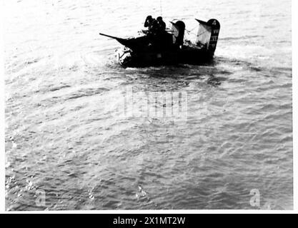 WADING TRIALS - Ein Stuart-Tank, der durch das Wasser fährt, nachdem er die L.C.T, British Army, verlassen hat Stockfoto