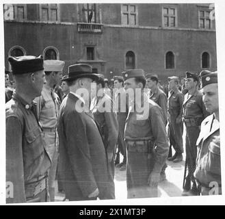 ROM: AMERIKANER FEIERN DIE UNABHÄNGIGKEITSERKLÄRUNG - Mr. Stinsom unterhält sich mit einem amerikanischen Soldaten, der britischen Armee Stockfoto