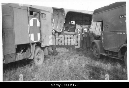 Ein mobiler YMCA-Truck operiert auf einem Flugplatz, um die Evakuierung von verwundetem Personal zu unterstützen, wobei die britische Armee in der 21. Armeegruppe involviert ist. Stockfoto
