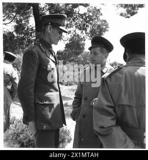 TÜRKISCHE MILITÄRMISSION BESUCHT NORDAFRIKA - General McCreery, CGS spricht mit General Salih Omurtak, dem Anführer der Mission der britischen Armee Stockfoto