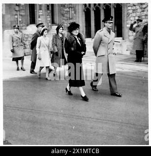 Der König und die Königin werden von Prinzessin Elizabeth, Prinzessin Margaret und der Prinzessin Royal, British Army, begleitet. Stockfoto