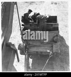 ITALIEN: ACHTE ARMEE: REME-SERIE - Inspektion des Triebwerks des Trägers vor dem Ausbau in die Werkstatt, britische Armee Stockfoto