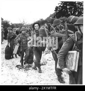 KOMBINIERTE OPERATION ÜBUNG - warten auf ihre Wende am Strand. Männer eines Bataillons der Argyll und Sutherland Highlanders, die vor dem Einstieg in die British Army mit ihrer kompletten Ausrüstung gesehen wurden Stockfoto