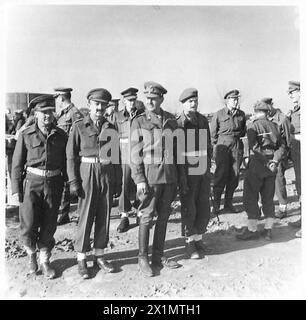 8. ARMEE: LEBENSBLUT EINER ARMEE - Feldmarschall Alexander, begleitet von Offizieren der 311 Bulk Benzinversorgungsabteilung, macht eine Inspektion der Benzinanlage in Falconara Marittima, British Army Stockfoto