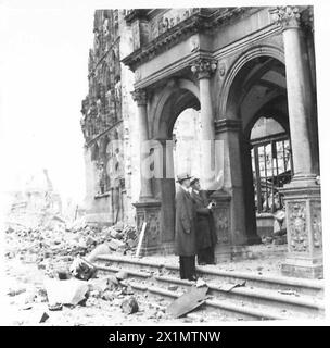 NEUORGANISATION DER ZIVILVERWALTUNG IN KÖLN - der Oberburgermeister inspiziert das Rathaus aus des 15. Jahrhunderts, britische Rheinarmee Stockfoto