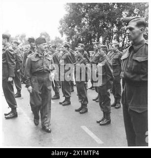 AMERIKANISCHE KOMMANDOS IM TRAINING - bei der Landung kommen amerikanische Kommandos unter 'feindliches' Feuer und Anklagen werden explodiert, während sie die Verteidigung am Strand, die britische Armee angreifen Stockfoto