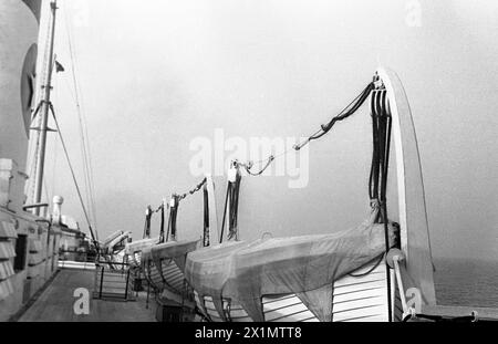 1950er Jahre, historisch, eine Reihe von Rettungsbooten auf Davits auf der MS Kungsholm, einem Kreuzfahrtschiff der Sweden-America Lines (SAL). Das Schiff wurde 1953 für die Svenska Amerika Linien (SAL) gebaut und war sowohl ein Seefahrer als auch ein Kreuzfahrtschiff, das im Sommer transatlantische Überfahrten von Göteborg nach New York City und während anderer Jahreszeiten Luxusfahrten anbot. Es wurde 1965 eingestellt. Stockfoto