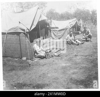 ACHTE ARMEE: JETZT LEBEN DIE TRUPPEN WIRKLICH - Infanteristen von 'D' Coy. 2/7 Queen arbeitet neben ihren Holz- und Leinwandhäusern. Sie schlafen auf Holzbrettern und freuen sich, sie benutzen zu können, britische Armee Stockfoto