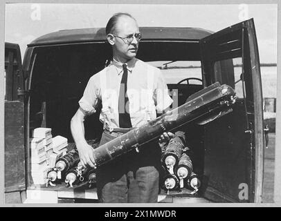 Das RAF-Bodenpersonal lädt Flares und bereitet einen Bomber für den Flugbetrieb vor. Stockfoto