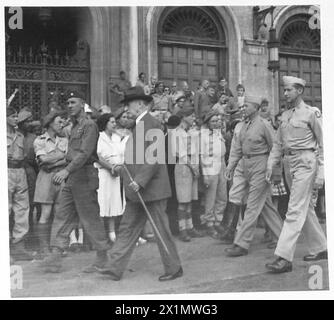 ROM : AMERIKANER FEIERN DIE UNABHÄNGIGKEITSERKLÄRUNG - viele britische Soldaten waren unter den Massen, die sich versammelten, um die Abendzeremonie zu sehen. Auf diesem Bild wird Mr. Stimson auf dem Paradegelände ankommen sehen, gefolgt von General Mark Clark, 5. Armeekommandant, und General J. L. Devers, British Army Stockfoto